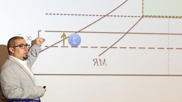教授 uses 的 projector to show math students a graph